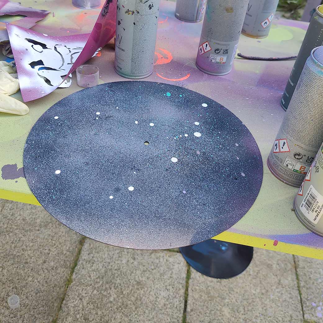 Mewo Kunsthalle Memmingen Ausstellung Evolving exhibits Graffiti x niesnert mit ErwaOne. besprühte Schallplatte teil des Ferien-Workshops Museumspädagogik Streetart
