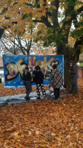 Demokratiebildung Bannergestaltung mit dem Jugendparlament von Ettringen Streetart Kunst Projekt mit Erwa.One und dem Kreisjugendring Unterallgäu Einführungssprühkurs Graffiti mit dem Wort "Demokratie" in bunten Farben, kunstpädagogische Vermittlung