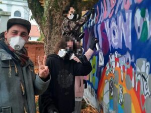 Demokratiebildung Bannergestaltung mit dem Jugendparlament von Ettringen Streetart Kunst Projekt mit Erwa.One und dem Kreisjugendring Unterallgäu, Foto mit dem Künstler und zwei Teilnehmerinnen. Streetart und urbane Kunst Ettringen Allgäu Deutschland