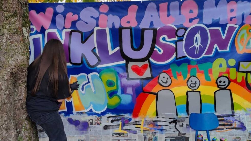 Demokratiebildung Bannergestaltung mit dem Jugendparlament von Ettringen Streetart Kunst Projekt mit Erwa.One und dem Kreisjugendring Unterallgäu