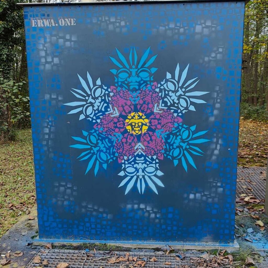 Streetart Werk neue Ornamente ErwaOne Riederau am Ammersee entlang der Zuglinie neben einem Trafohaus, urbane Kunst Schablonenkonzept Stencilart buntes Schablonenmotiv des prägnanten Designs