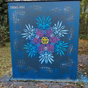 Streetart Werk neue Ornamente ErwaOne Riederau am Ammersee entlang der Zuglinie neben einem Trafohaus, urbane Kunst Schablonenkonzept Stencilart buntes Schablonenmotiv des prägnanten Designs