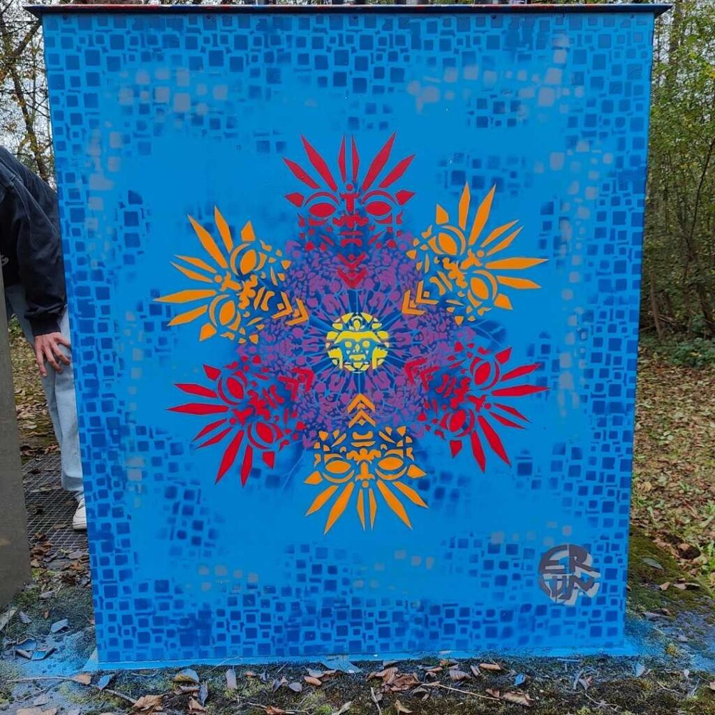 Streetart Werk neue Ornamente ErwaOne Riederau am Ammersee entlang der Zuglinie neben einem Trafohaus, urbane Kunst Schablonenkonzept Stencilart