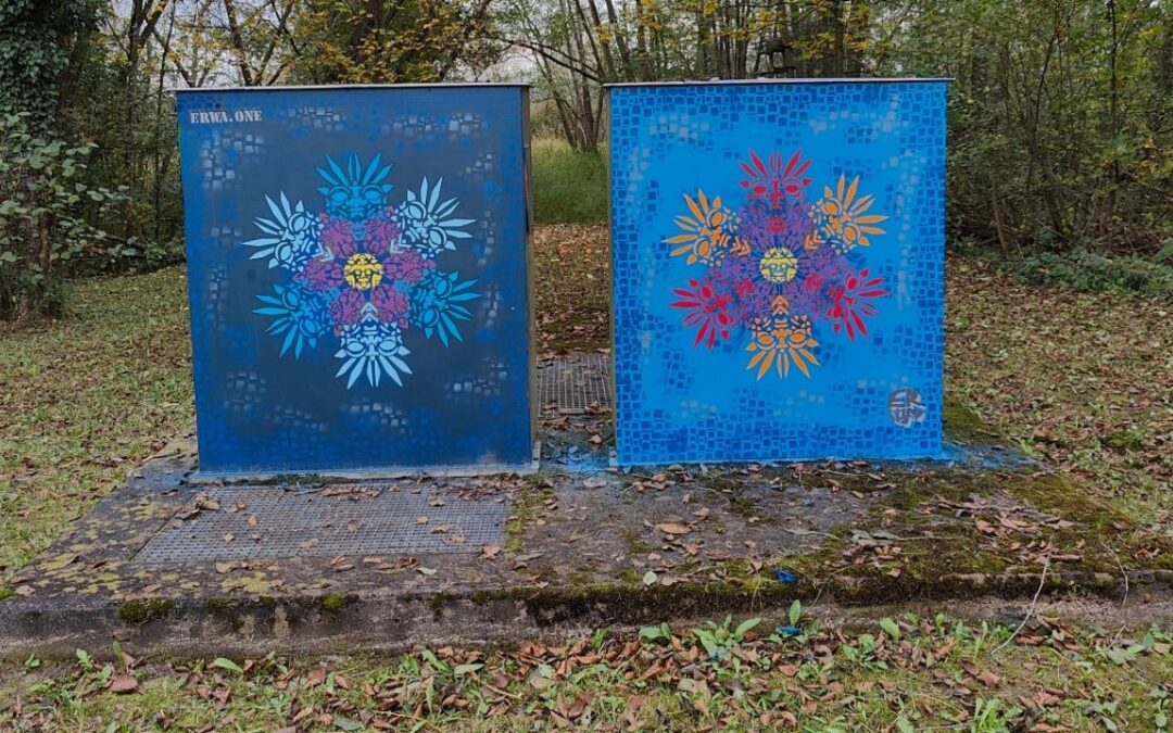 Streetart Werk neue Ornamente ErwaOne Riederau am Ammersee entlang der Zuglinie neben einem Trafohaus, urbane Kunst Schablonenkonzept Stencilart