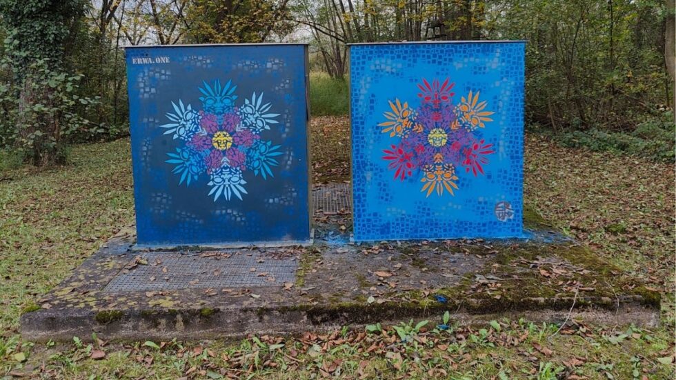 Streetart Werk neue Ornamente ErwaOne Riederau am Ammersee entlang der Zuglinie neben einem Trafohaus, urbane Kunst Schablonenkonzept Stencilart