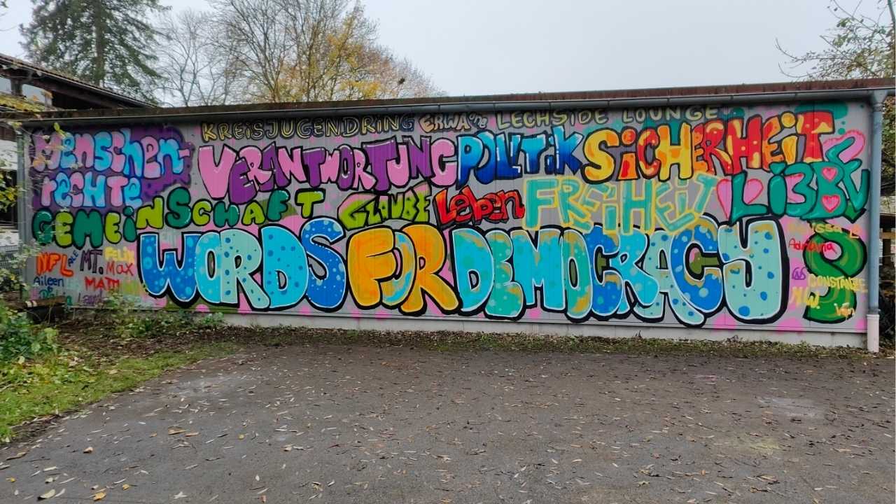 Words for Democracy Graffiti Wand Jugendhaus Lechside Lounge Kaufering Streetart Projekt mit Erwa.One und dem Kreisjugendring von Landsberg