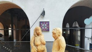 Kunstausstellung 90 Jahre Künstlergilde Landsberg-Ammersee-Lech im Foyer Stadttheater von Landsberg. Fine Art Print von ErwaOne im Obergeschoss begleitet von Holzskulpturen des Skulpteurs Oskar Imhoff aus Landsberg am Lech, Urbane Kunst und Kultur Bildendekunst