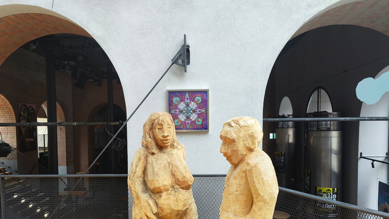 Kunstausstellung 90 Jahre Künstlergilde Landsberg-Ammersee-Lech im Foyer Stadttheater von Landsberg. Fine Art Print von ErwaOne im Obergeschoss begleitet von Holzskulpturen des Skulpteurs Oskar Imhoff aus Landsberg am Lech, Urbane Kunst und Kultur Bildendekunst