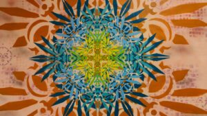 Künstlerische Auftragsarbeit Innenraumgestaltung durch Erwa.One. Fertige Wandgestaltung quadrat Neue Ornamente Schablonen-Kunst mit Stencil gesprüht, Hauptmotiv blau gelb auf ocker. Streetart und urbane Kunst Landsberg am Lech Oberbayern Deutschland