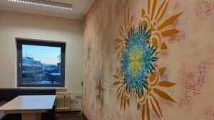 Künstlerische Auftragsarbeit Innenraumgestaltung durch Erwa.One. Fertige Wandgestaltung querformat Neue Ornamente Schablonen-Kunst mit Stencil gesprüht. Sicht auf den Küchenraum mit blick aufs Fenster