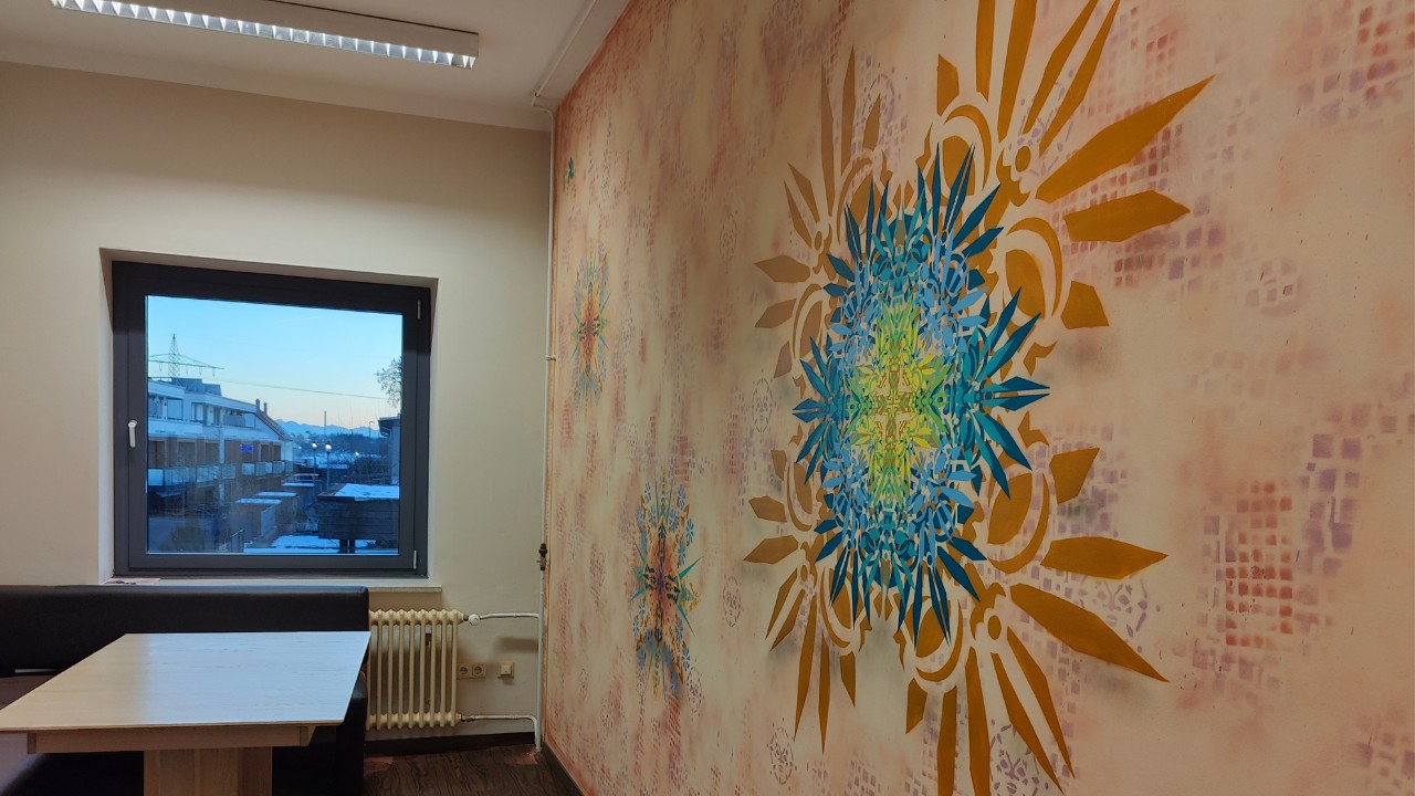 Künstlerische Auftragsarbeit Innenraumgestaltung durch Erwa.One. Fertige Wandgestaltung querformat Neue Ornamente Schablonen-Kunst mit Stencil gesprüht. Sicht auf den Küchenraum mit blick aufs Fenster