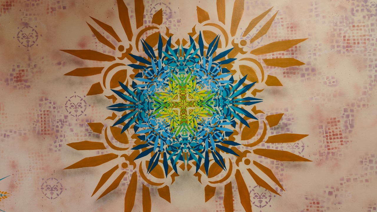 Künstlerische Auftragsarbeit Innenraumgestaltung durch Erwa.One. Fertige Wandgestaltung querformat Neue Ornamente Schablonen-Kunst mit Stencil gesprüht. Streetart und urbane Kunst Landsberg am Lech Oberbayern Deutschland