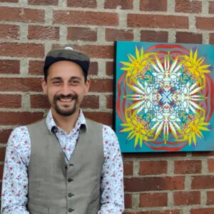 Künstler Erwa.One vor seinem ausgezeichneten Kunstwerk an der 46. Ostallgäuer Kunstausstellung im Kunsthaus von Marktoberdorf
