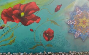 Rote Mohnblume auf blauem hintergrund