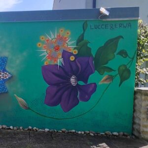 Violette Blume Streetart mit Pinsel gemalt durch Lucce und ein Ornament-Stil von Erwa.One