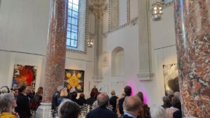 Die Kunstausstellung "Das große Format" im historischen Kreuzherrnsaal von Memmingen zeigte im Juni regionale künstlerische Positionen und großformatige Kunstwerke. Vernissage mit vielen Menschen im Saal
