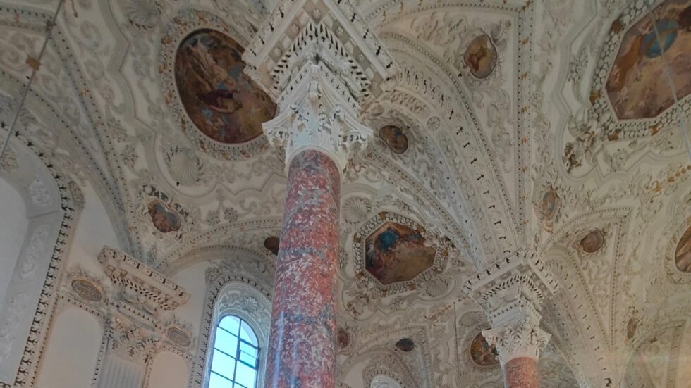 Historischer Kreuzherrnsaal Memmingen 2024 Deckendetail mit rosa Marmorsäulen und weißen Stuckfilaturen Barock