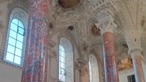 Historischer Kreuzherrnsaal Memmingen 2024 Deckendetail mit rosa Marmorsäulen und weißen Stuckfilaturen