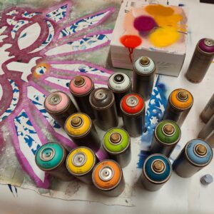 Mood Sprühdosen und Schablonen Stencil-Kunst Schablone liegt auf Tisch mit Sprühdosen