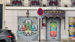 Rue Davy Paris Streetart Werk von ErwaOne in den Straßen von Paris Schablonenstil neue Ornamente farbenfroh auf Holzuntergrund