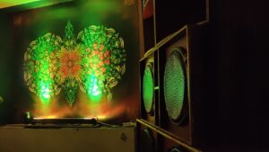 Ornament Innenraum beleuchtet Aubergine3000 Paris Vorort Malakoff Süden der Metropole urbane Kunst mit einem immersiven touch