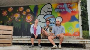 U27 Streetart-Stipendium Landsberg am Lech 2024: Die Stipendiaten mit der künstlerischen Leitung vor einem gestalteten Werk