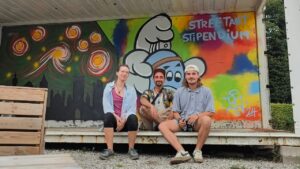 U27 Streetart Stipendium Landsberg am Lech Rückblick 2024: Gruppenfoto mit den Stipendiaten und der künstlerischen Leitung Papierbach Bildung für nachhaltige Entwicklung (BNE) und Nachhaltigkeit stehen im Vordergrund des kunstpädagogischen Projektes von Erwa.One.
