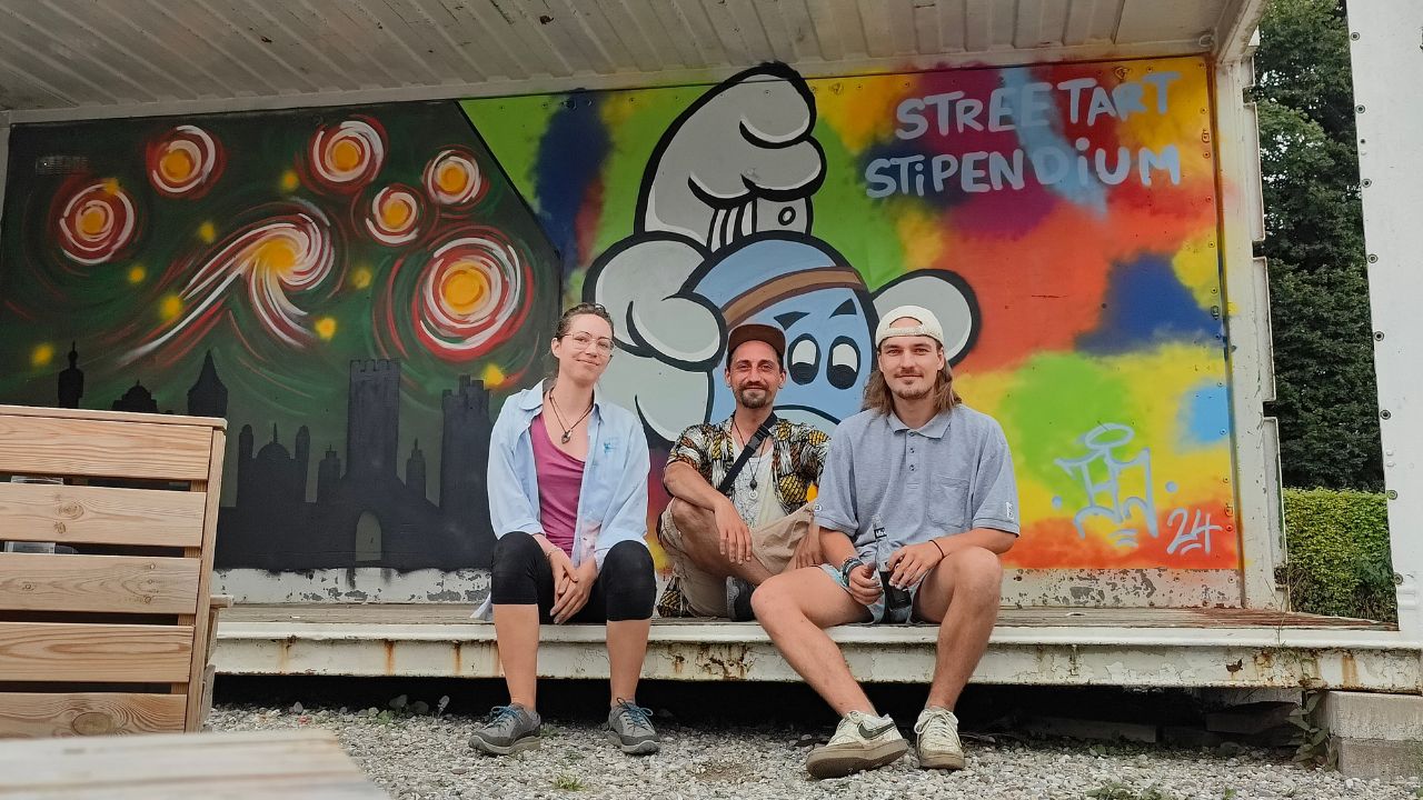 U27 Streetart Stipendium Landsberg am Lech Rückblick 2024: Gruppenfoto mit den Stipendiaten und der künstlerischen Leitung Papierbach