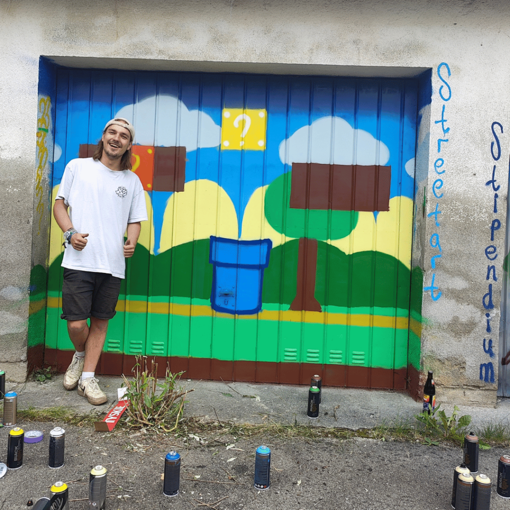U27 Streetart Stipendium 2024: Bjarne vor seinem bunt gestalteten Garagentor in Schondorf am Ammersee