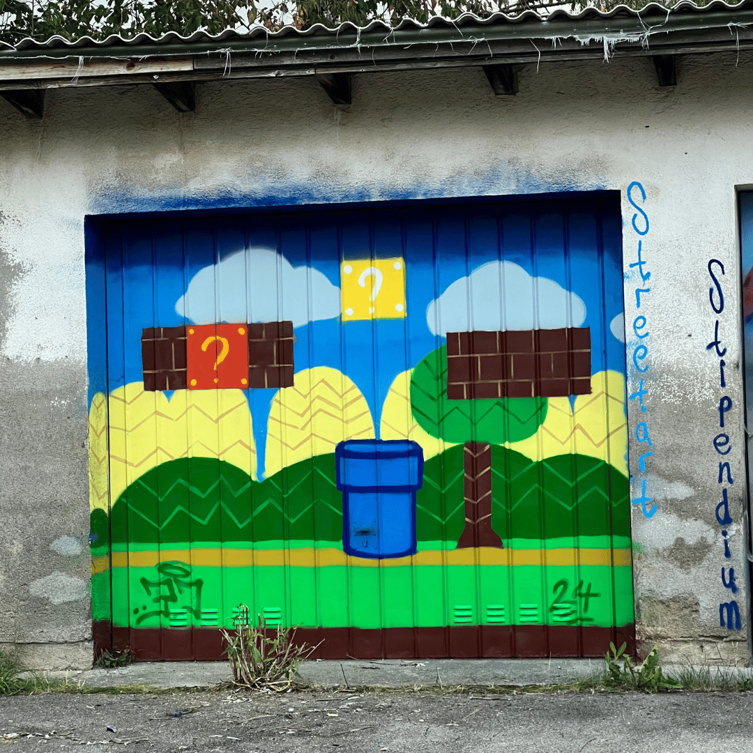 U27 Streetart Stipendium Schondorf 2024 Bjarne Kunstwerk auf einem Garagentor: bunte Mariowelt in grün und braun tönen gesprüht