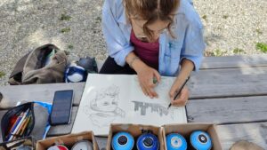 U27 Streetart-Stipendium Landsberg am Lech 2024: Stipendiatin Emma erstellt eine Skizze als Entwurf für die Gestaltung am Papierbach