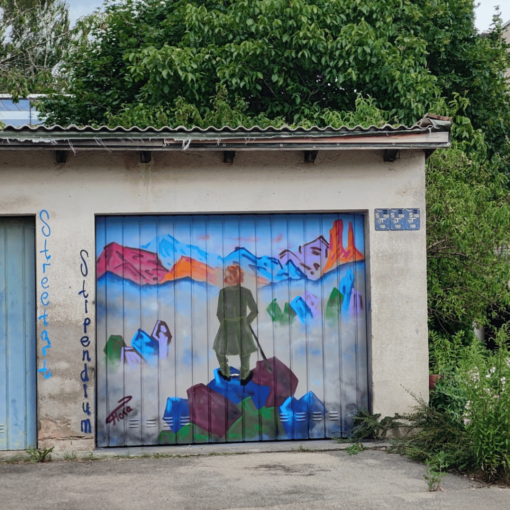 U27 Streetart Stipendium Landsberg 2024: Kunstwerk von Emma Schindelmann in Schondorf am Ammersee auf einem Garagentor neben der Realschule der Gemeinde