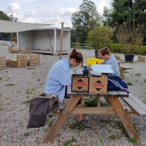 U27 Streetart Stipendium Landsberg am Lech Rückblick 2024: die beiden Stipendiaten Bjarne und Emma skizzieren ihr nächstes Werk in Vorbereitung. Papierbach Landsberg 2024 Sommer Bildung für nachhaltige Entwicklung (BNE) und Nachhaltigkeit stehen im Vordergrund des kunstpädagogischen Projektes von Erwa.One.
