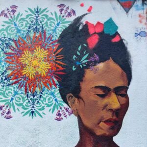 Streetart-Begegnung zwischen den Kulturen mit Lucce aus Toulouse und Erwa.One aus Landsberg. Wandgestaltung am Unser Theater Schwabhausen mit einem Portrait von Frida Kahlo und dem Schablonen-Stil der neuen Ornamente. Sprühdose und Pinsel Kombination, interkulturelle Zusammenarbeit Nahaufnahme Quadrat