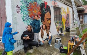 Streetart-Begegnung zwischen den Kulturen mit Lucce aus Toulouse und Erwa.One aus Landsberg. Wandgestaltung am Unser Theater Schwabhausen mit einem Portrait von Frida Kahlo und dem Schablonen-Stil der neuen Ornamente. Sprühdose und Pinsel Kombination, interkulturelle Zusammenarbeit, Team Foto