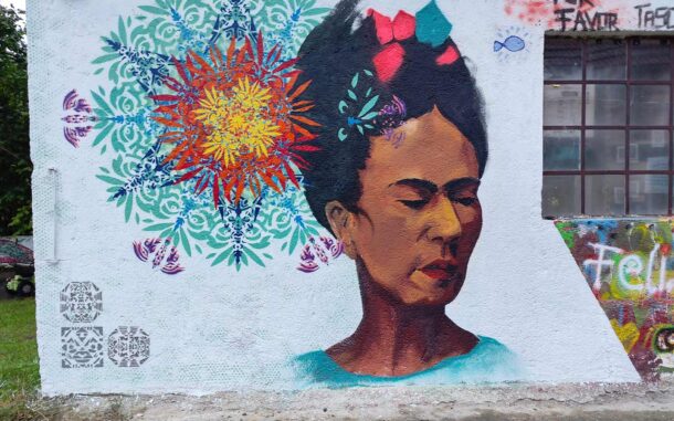 Streetart-Begegnung zwischen den Kulturen mit Lucce aus Toulouse und Erwa.One aus Landsberg. Wandgestaltung am Unser Theater Schwabhausen mit einem Portrait von Frida Kahlo und dem Schablonen-Stil der neuen Ornamente. Sprühdose und Pinsel Kombination, interkulturelle Zusammenarbeit