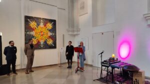 Die Kunstausstellung "Das große Format" im historischen Kreuzherrnsaal von Memmingen zeigte im Juni regionale künstlerische Positionen und großformatige Kunstwerke. Vernissage Eröffnung der Ausstellung durch Lucie Sommerleix mit Kunstpreisvergabe an Katya Dronova beide rechts im Bild)