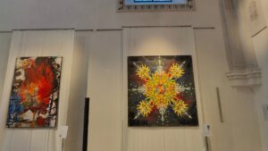 Die Kunstausstellung "Das große Format" im historischen Kreuzherrnsaal von Memmingen zeigte im Juni regionale künstlerische Positionen und großformatige Kunstwerke. Im Bild Links Isolde Egger und rechts ErwaOne