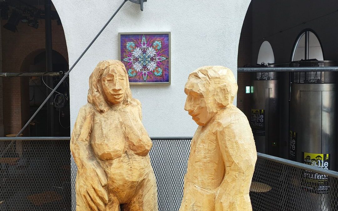 Kunstausstellung 90 Jahre Künstlergilde Landsberg-Ammersee-Lech im Stadttheater von Landsberg. Fine Art Print von ErwaOne im Obergeschoss begleitet von Holzskulpturen des Skulpteurs Oskar Imhoff aus Landsberg am Lech, Urbane Kunst und Kultur Bildendekunst