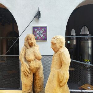 Kunstausstellung 90 Jahre Künstlergilde Landsberg-Ammersee-Lech im Stadttheater von Landsberg. Fine Art Print von ErwaOne im Obergeschoss begleitet von Holzskulpturen des Skulpteurs Oskar Imhoff aus Landsberg am Lech, Urbane Kunst und Kultur Bildendekunst