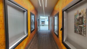 Foto-Collage Zederpassage mit Blick auf den Ausgang zum Hauptplatz von Landsberg und der bunt bemalten Wandseite mit seinen Kunst-Schaukästen NEA New emerging artists ausstellung 2025