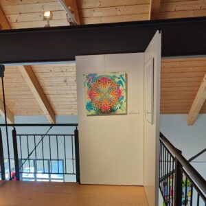 KULT Kunst Krumbach 2024 Kunstausstellung im mittelschwäbischen Heimatmuseum in Krumbach Schwaben, Blick auf die Ausstellung mit einem Kunstwerk von ErwaOne,modernes Museum mit Holzdecke und Stahlträgern, angenhemes Ambiente