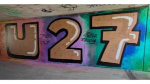 U27 Streetart Stipendium für junge Heranwachsende in Landsberg. U27 Blockbuster Schriftzug in großflächiger Weise auf der Wand der legalen Sprühfläche der Kleinstadt. Kunst im öffentlichen Raum, Kleinstadt, ländlicher Raum