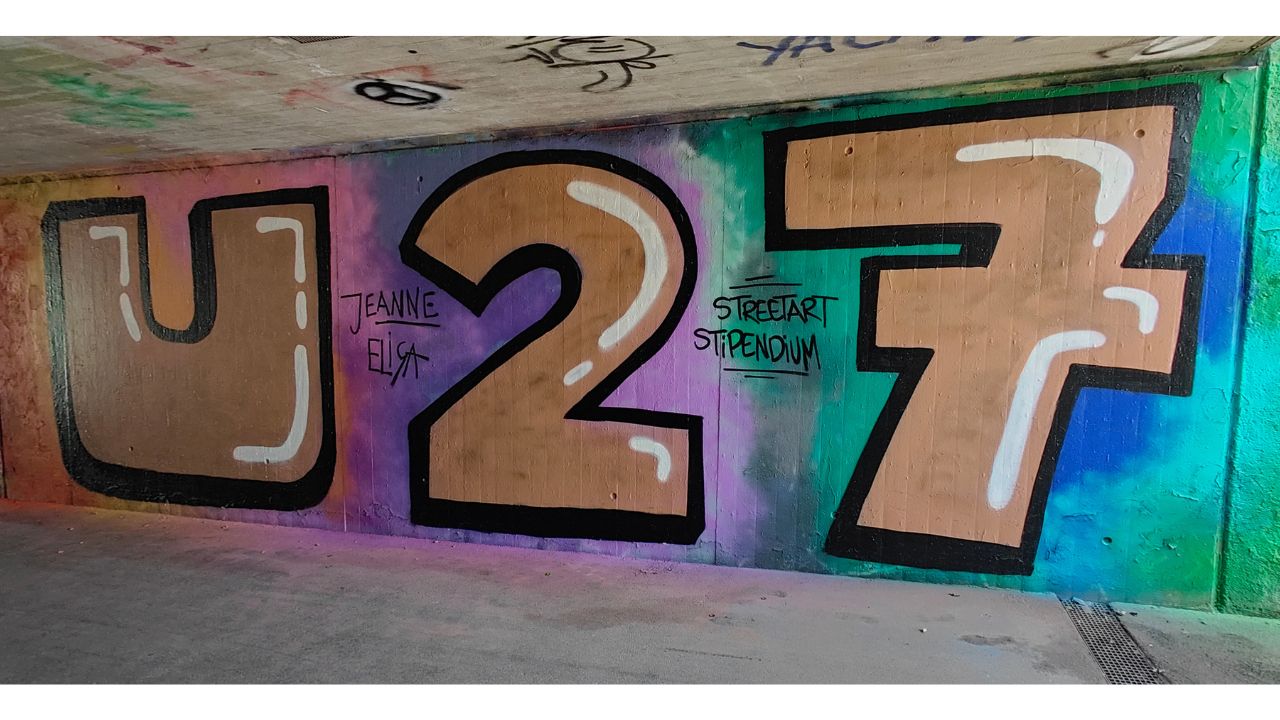 U27 Streetart Stipendium für junge Heranwachsende in Landsberg. U27 Blockbuster Schriftzug in großflächiger Weise auf der Wand der legalen Sprühfläche der Kleinstadt. Kunst im öffentlichen Raum, Kleinstadt, ländlicher Raum