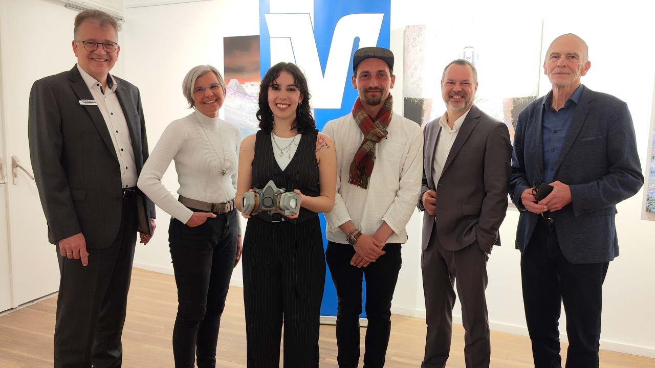 U27 Streetart-Stipendium in Landsberg geht 2025 in die nächste Runde. Foto der offiziellen Übergabe im Altstadtsaal der VR-Bank. 
Foto v.l.n.r: Albert Rösch (Vorstand VR-Bank Landsberg-Ammersee), Birgit Geier (1. Vorständin Kreisjugendring Landsberg), Jeanne Thier (Streetart-Stipendiatin), Vincent Göhlich (Erwa.One), Manfred Doll (VR-Bank), Christian Burchard (Vis-à-Vis e.V.), abwesend: Elisa Bernhard (2. Stipendiatin)