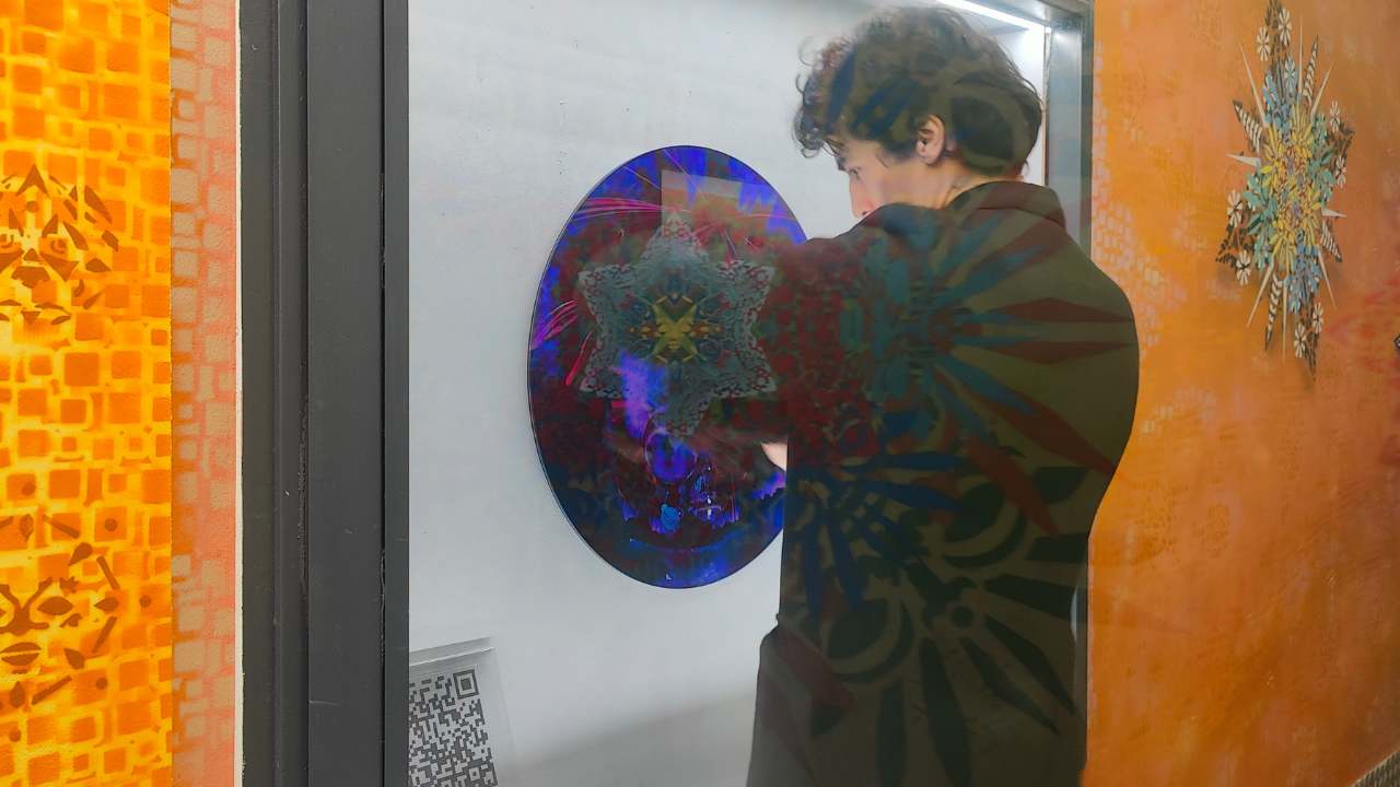 N.E.A. - New emerging artists Ausstellungsreihe in der Zederpassage von Landsberg am lech zeigt neue künstlerische Positionen. Der kolumbianische Künstler aus München Juan Rubiano hängt sein Kunstwerk Vision auf. Die Ausstellung wird von Erwa.One kuratiert