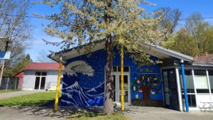 Talentcampus Kaufering Kunstprojekt und Gestaltung des Jugendzentrums Lechside Lounge mit Jugendlichen zum Thema Europa Hokusai Interpretation der großen Welle vor Kanagawa durch Erwa One und Europa-Baum mit Flaggen und Gründerländer durch Jugendliche