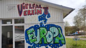Talentcampus Kaufering Kunstprojekt und Gestaltung des Jugendzentrums Lechside Lounge mit Jugendlichen zum Thema Europa Vielfalt vereint Graffiti Rückseite Gebäude