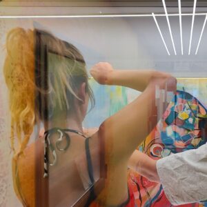 N.E.A. New Emerging Artists Kunstausstellung kuratiert durch Erwa.One in der Zederpassage von Landsberg. Zeigt junge aufstrebende künstlerische Positionen aus Bayerisch-Schwaben und Oberbayern. Mareike Bucher bei der Bildaufhängung