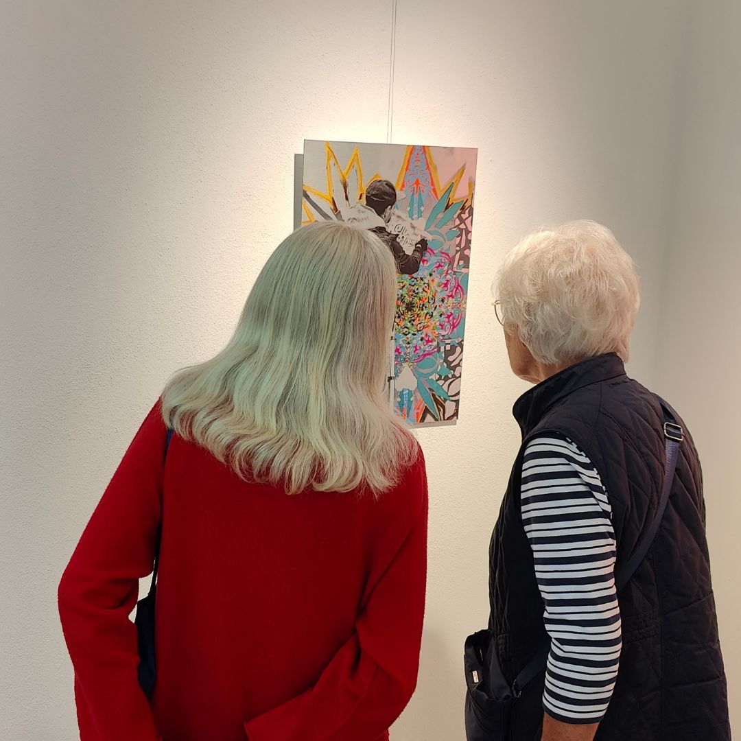 KULT Krumbach Kunstausstellung im Mittelschwäbischen Heimatmuseum von Krumbach Landkreis Günzburg, zwei ältere Damen betrachten ein Kunstwerk von Erwa.One auf Alu-Dibond